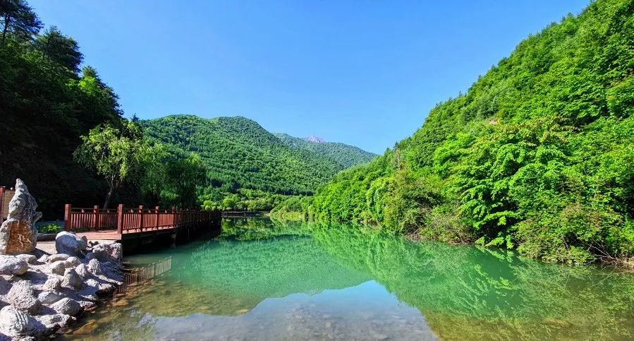 官鹅沟碧绿湖水、木栈道与森林