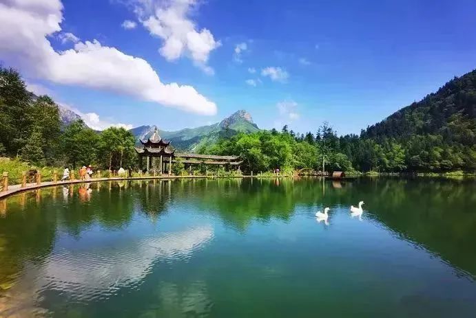 官鹅沟湖泊、亭台与远山