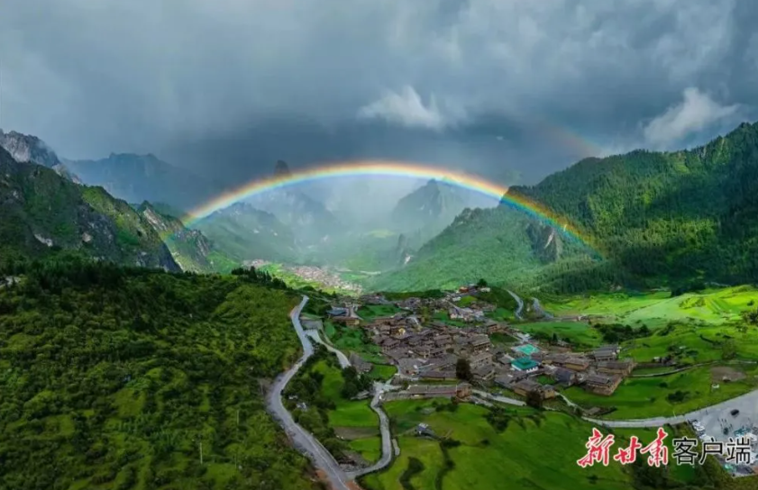 雨后彩虹横跨扎尕那村寨与群山